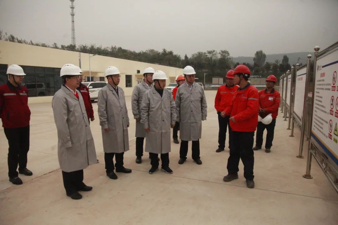 华新燃气集团总经理崔建军到蓝焰控股进行调研