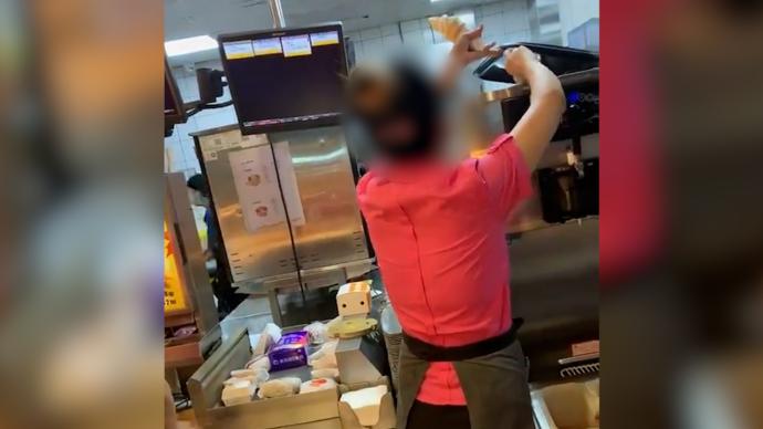 东莞一麦当劳员工将做好的冰淇淋倒回机器，门店：异常操作