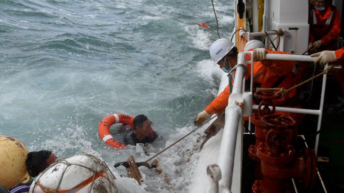 船員獲救瞬間曝光！東海海域一漁船沉沒2人獲救仍有11人失聯(lián)