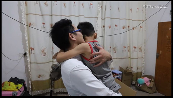 阿福2019年发布的视频，网约车司机小周一路开回了江西抚州的老家，见到了自己的儿子。 视频截图