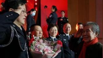 新中国第一代女交警，见证民警儿子光荣退休