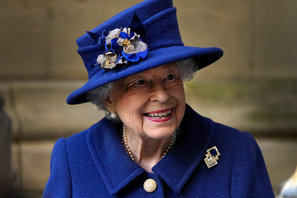 当地时间2021年10月12日，英国伦敦，英国女王伊丽莎白二世出席了在伦敦威斯敏斯特教堂举行的纪念英国皇家退伍军人协会成立一百周年的感恩节仪式后离开。人民视觉 资料图