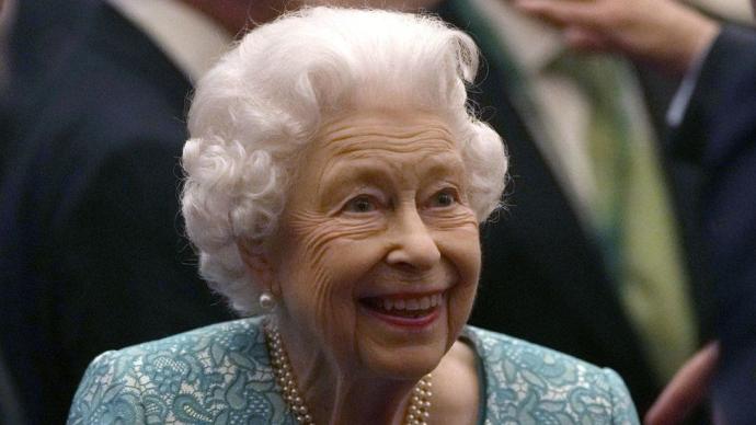 95岁英女王住院接受检查，此前首次在公开场合拄拐