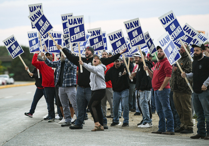 2021年10月14日，美国爱荷华州达文波特，美国机械设备生产商约翰迪尔公司员工举行罢工。