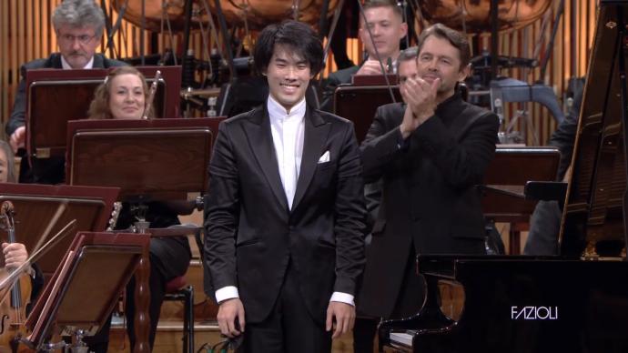 24岁的加拿大华裔钢琴家获第18届肖邦国际钢琴比赛冠军