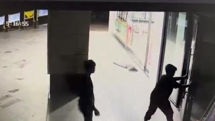 三名男子在手机店盗窃，事后关店门试图还原现场