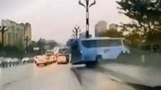 都江堰一大巴车冲下大桥，警方通报：空载状态无人员伤亡