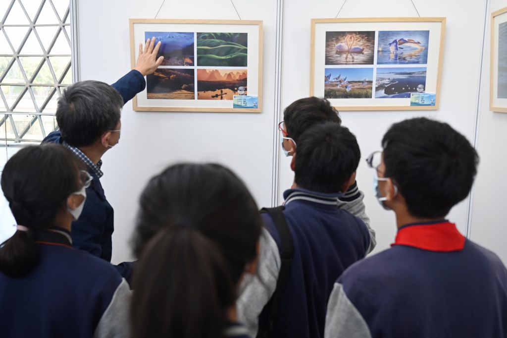 在上海科技馆，学生们欣赏自然摄影作品。澎湃新闻记者?朱伟辉?图