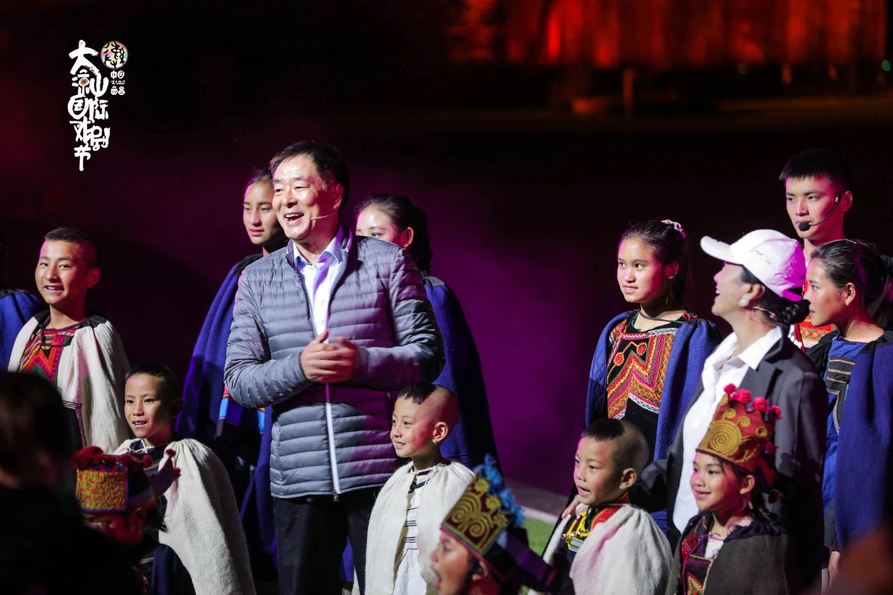 2020戏剧节：濮存昕与大凉山的孩子们一起表演