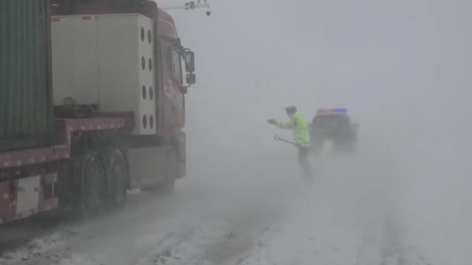 新疆克州降雪，乌恰交警全警上路清雪疏通