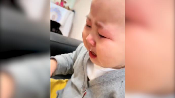 看到动画片中人物摔倒，宝宝哭出鼻涕泡
