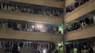 安徽一高校宿舍临时停电，千名学生在走廊隔空大合唱