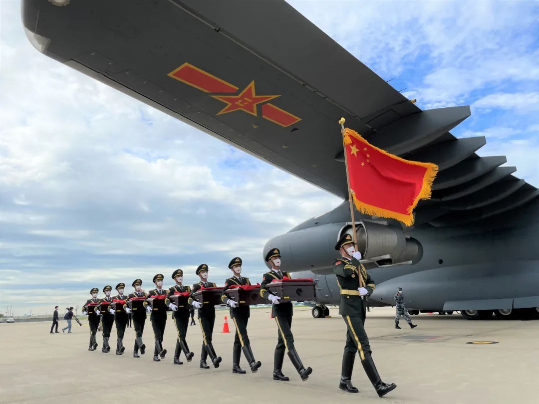 9月1日，第八批在韩中国人民志愿军烈士遗骸交接仪式在韩国仁川机场举行。张悦 摄