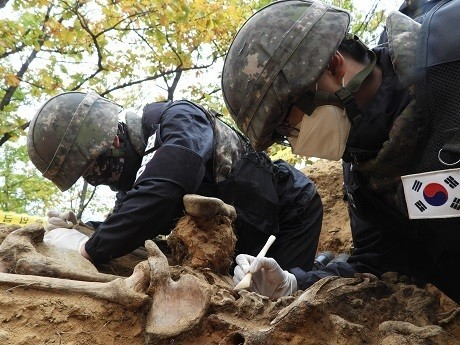 韩国军人在现场发掘