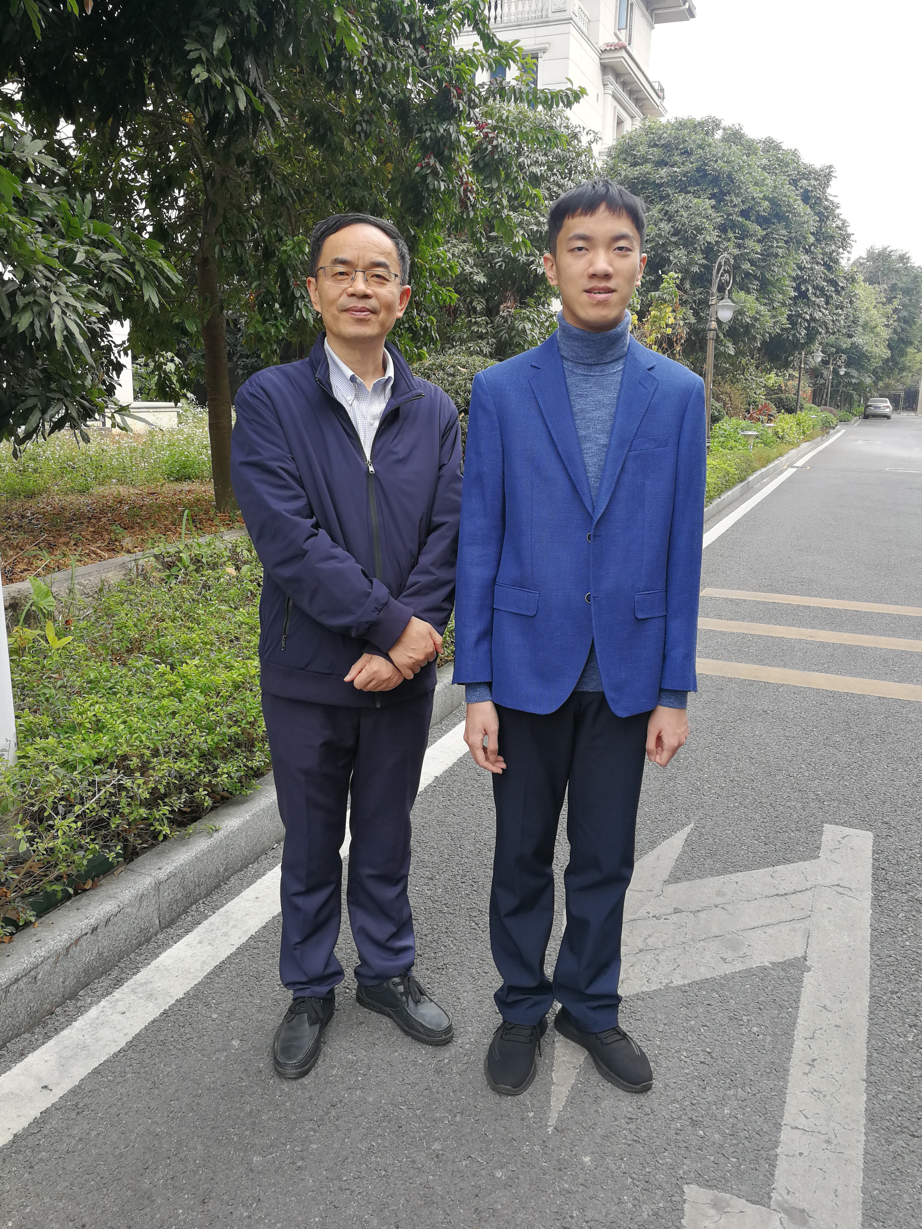父亲陈钱林（左）与儿子陈杲（右）。