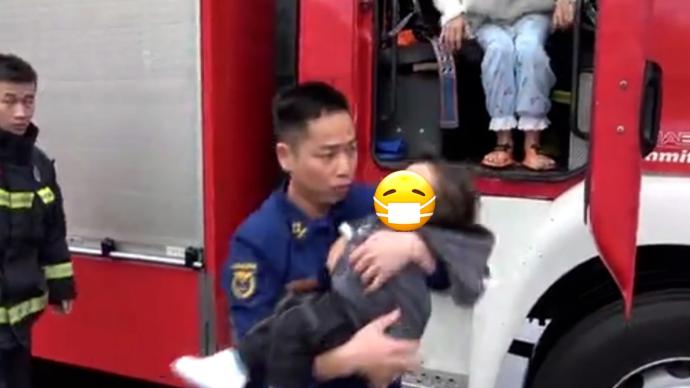 出警归队时遇市民求助，消防车秒变救护车将高烧抽搐幼儿送医