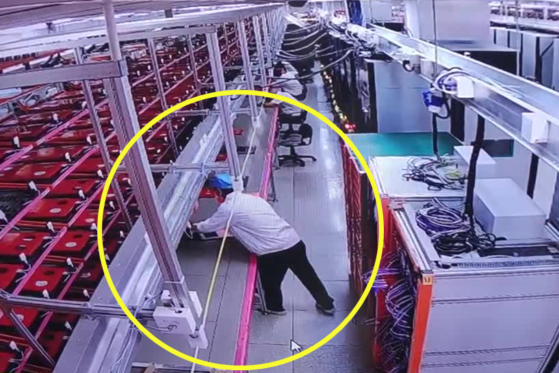 涉事男子砸坏公司7台电脑。图片来源 松江公安