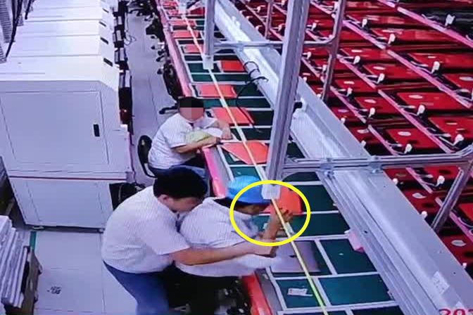 涉事男子砸坏公司7台电脑。图片来源：松江公安
