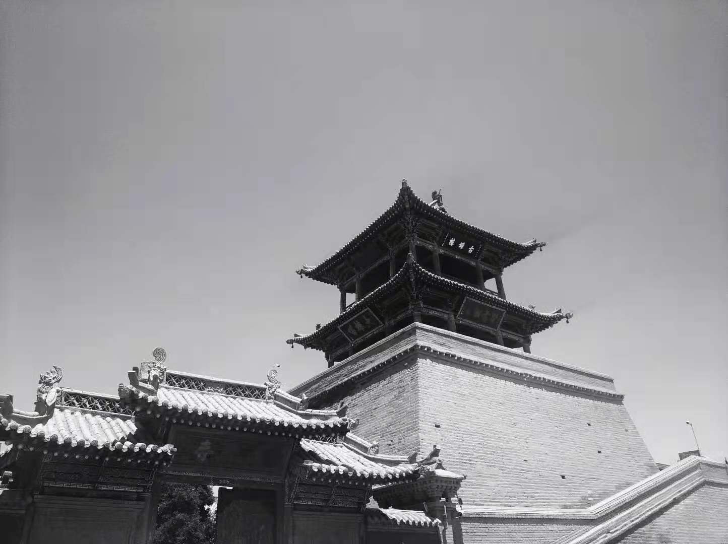 大云寺钟楼是1927年地震中幸存的建筑，和迁来的火庙大殿、山西会馆组成新的大云寺。