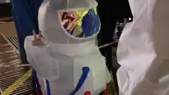 萌化了！小男孩穿宇航员防护服测核酸，现场开朗比“耶”