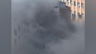 湖南省妇幼保健院一楼房楼顶起火，正翻新楼内无患者