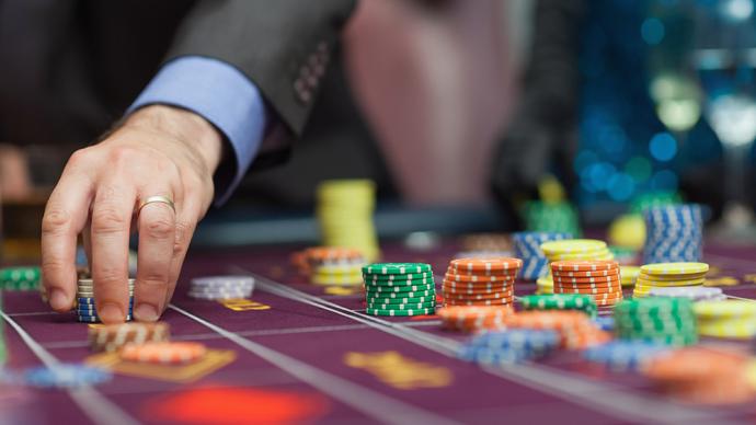 非法組織中國公民赴俄賭場聚賭，142人被抓、賭資16億元