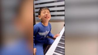男孩练钢琴，受不了自己弹错音崩溃大哭