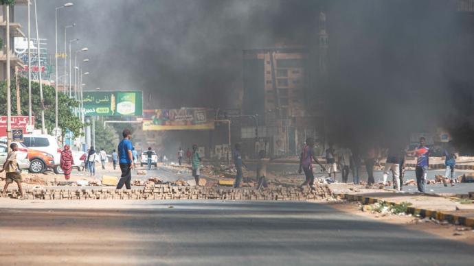 苏丹军方驱赶抗议人群，已致7人死亡140人受伤