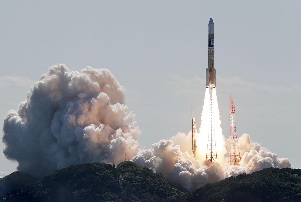 当地时间2021年10月26日，H-2A火箭从日本种子岛航天中心发射升空。人民视觉 图