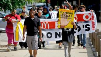抗议职场性骚扰，美国12城麦当劳员工集体罢工