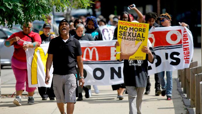 抗议职场性骚扰，美国12城麦当劳员工集体罢工