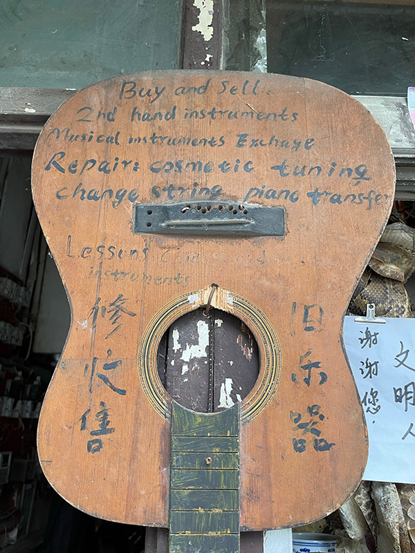 店窗旁的旧吉他面板