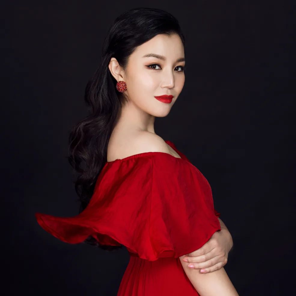 曾获全国青年歌手电视大奖赛河北赛区铜奖,意大利贝洛克国际声乐比赛