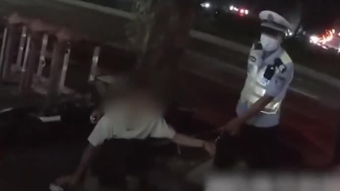 醉酒司機車沒熄火開門就跑，被抓獲時大便失禁
