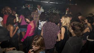 《流动之城》：旋转的纽约魔方里，性将不同阶层的人连接起来