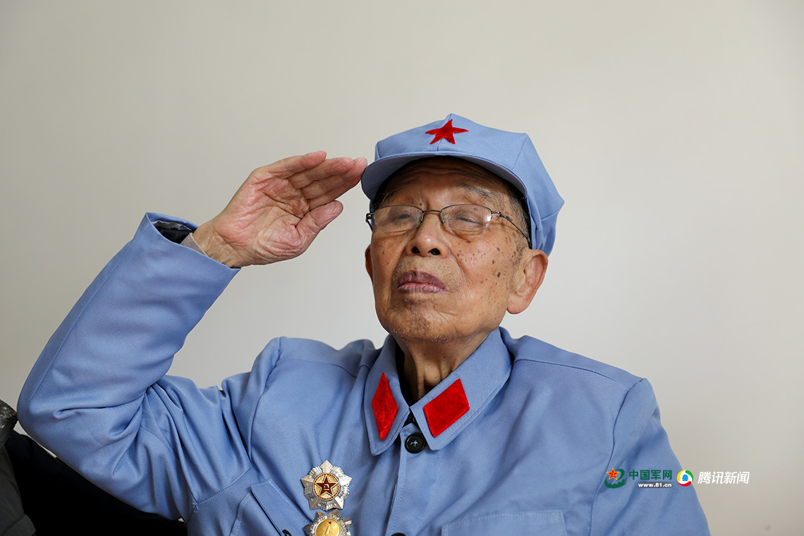 阮长桂向记者敬军礼。 中国军网记者 伍行健 摄