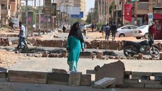 早安·世界｜苏丹进入国家紧急状态，首都喀土穆街头陷入混乱
