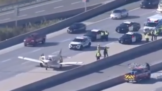 加拿大一架小型飞机迫降高速公路