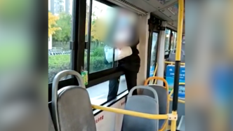 因修路不能停在原站点，老人骑在公交车窗上要跳下