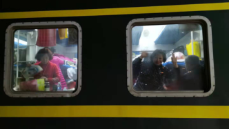 内蒙古额济纳滞留旅客首批586人昨晚乘专列前往郑州