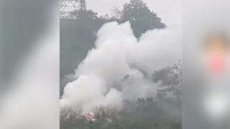 湖南郴州一架直升机坠落冒起浓烟，消防已前往救援