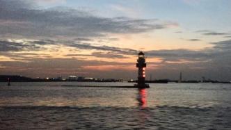 长江与黄浦江交汇口的吴淞口灯塔，见到它就知道上海到了