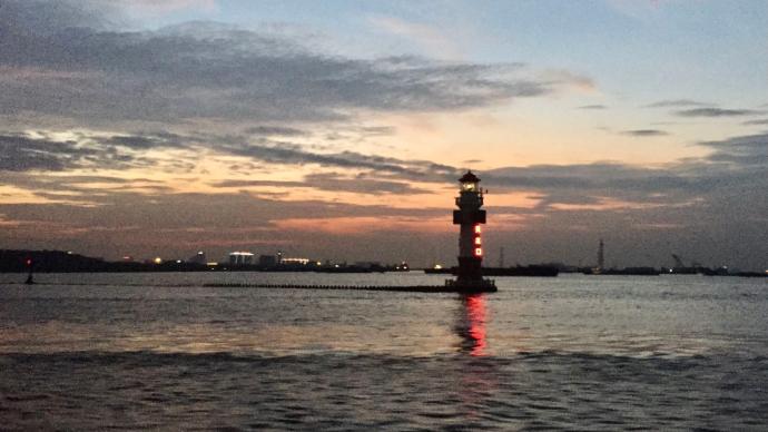 长江与黄浦江交汇口的吴淞口灯塔，见到它就知道上海到了