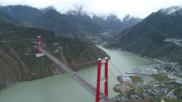 川藏第一桥雅康高速泸定大渡河大桥建成
