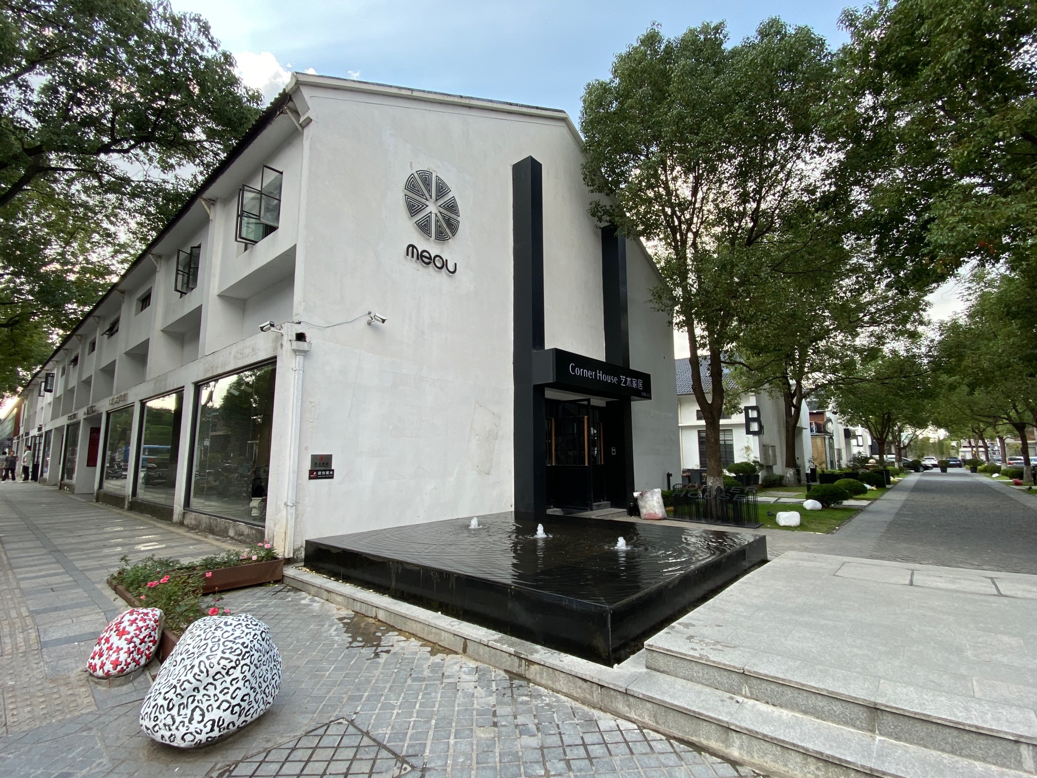 上海这个创意街区开启第五届涂鸦节,墙面,窨井盖都成了画