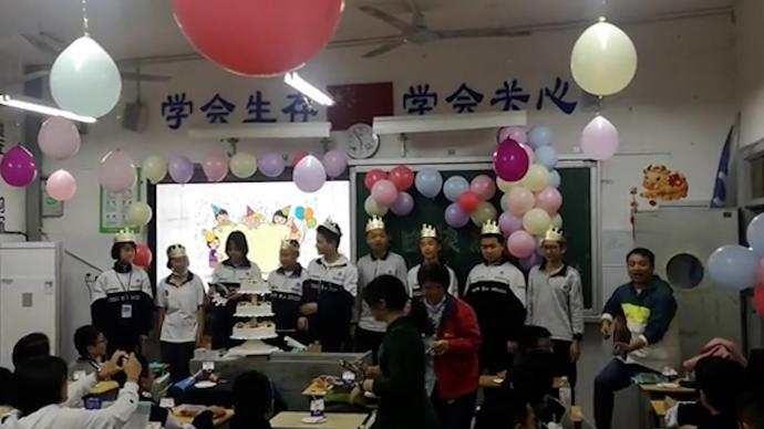 9名同学集体过生日，中学班主任弹吉它祝福