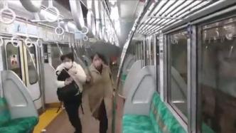 突发丨日本一男子在地铁车厢内捅人后纵火，乘客惊慌跳窗逃生