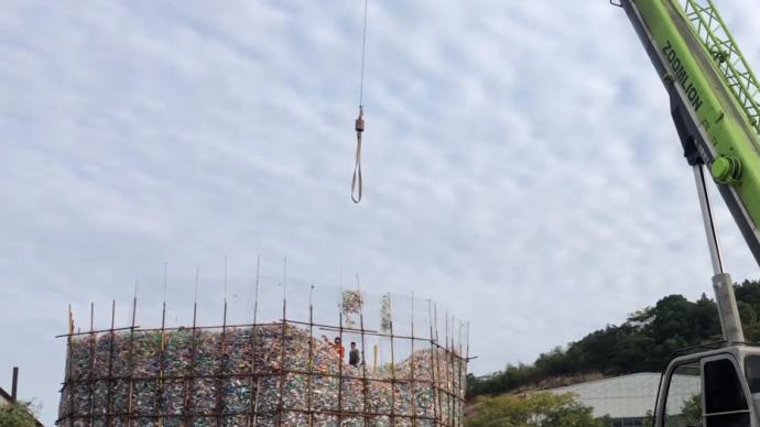 兩男子被“吞”進廢品堆越動陷得越深,消防找來吊機營救