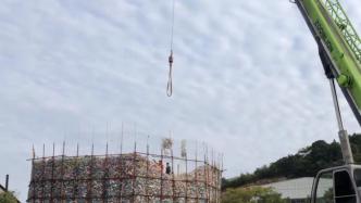 兩男子被“吞”進廢品堆越動陷得越深，消防找來吊機營救