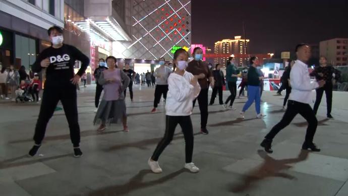 郑州一9岁女童领大妈跳广场舞，奶奶：跳了两年，曾上春晚
